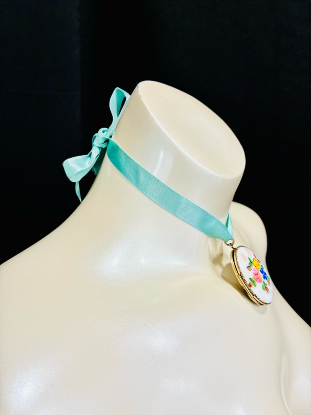 Hand Painted Oval Porcelain Locket w/Floral Bouquet -Choker BL Silk Ribbon Neck - Picture 3 of 10
